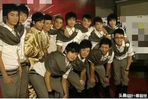 娱乐圈最新爆料游戏上线，明星恋情与“摆烂”日常成热门话题