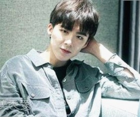 杨迪携萌宠猫咪现身长沙夜生活，引爆吃瓜热潮